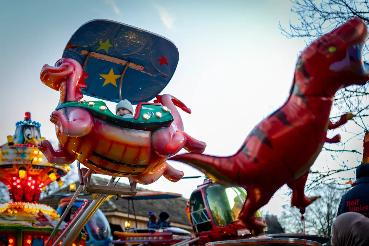 Man sieht den Trubel auf dem Uster Märt bei Nacht.